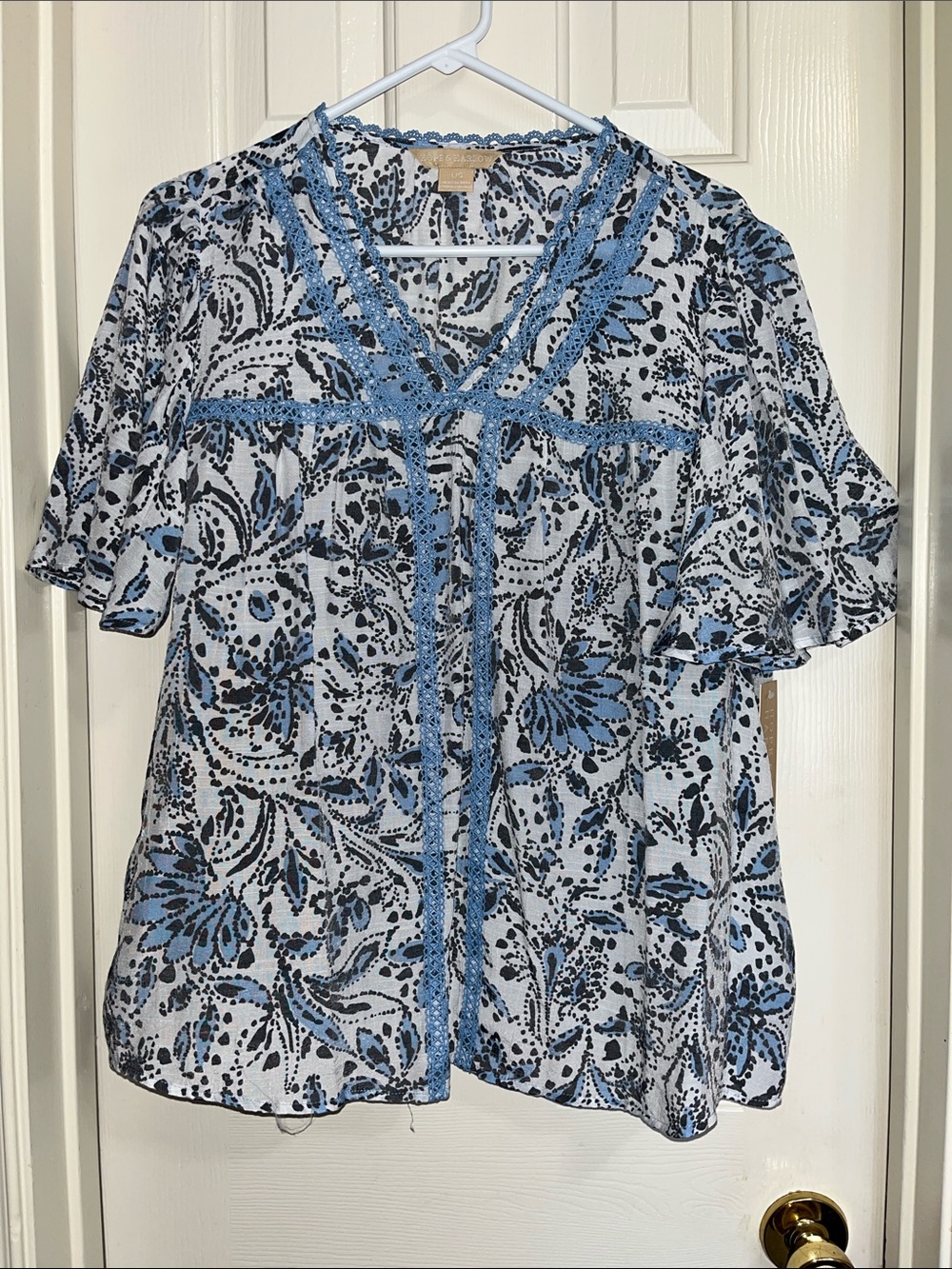 Hope & Harlow Light Blue Floral Lace-Trim V-Neck Blouse Large